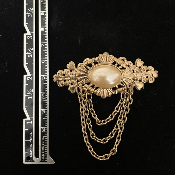 Gold Vintage-style Faux Pearl and Hanging Chains Brooch/Pin - Picture 1 of 2